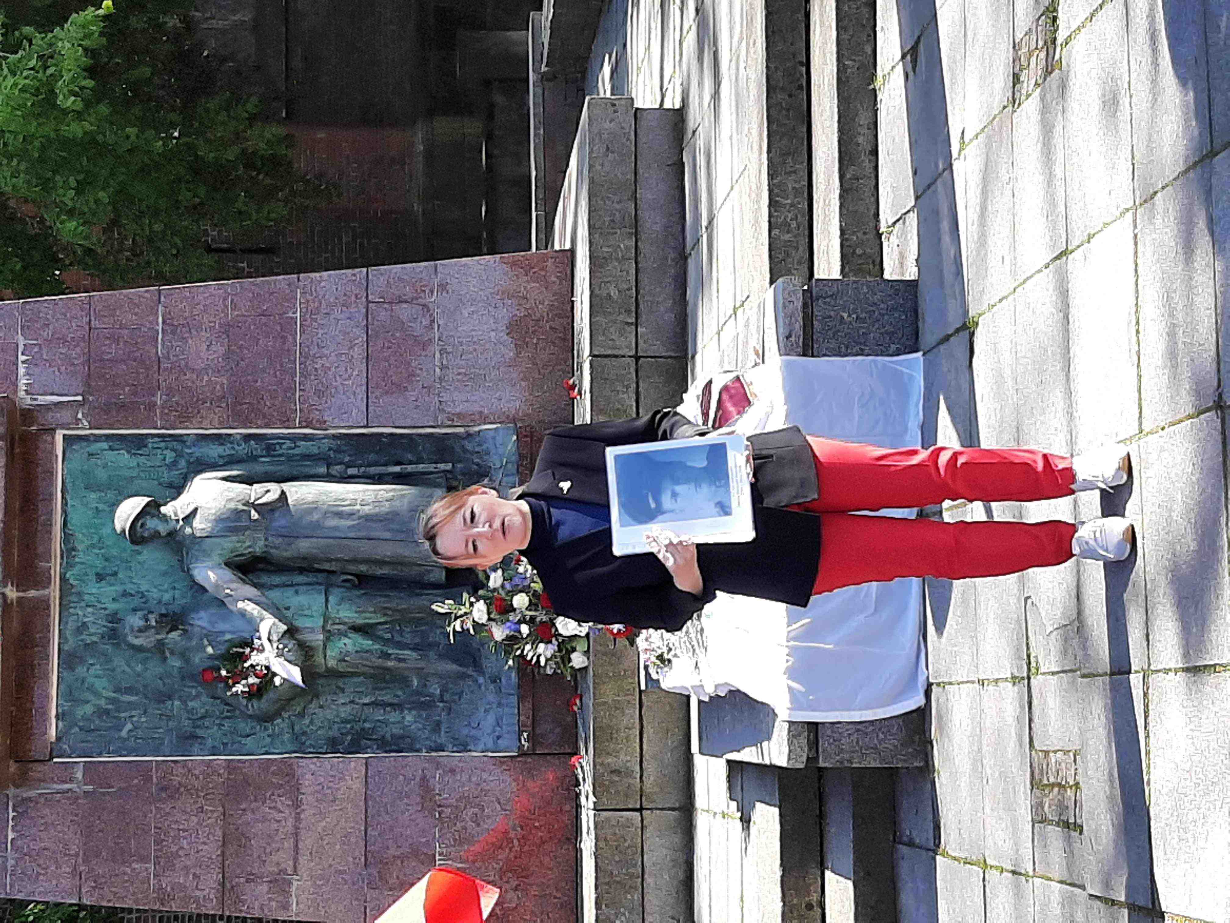 Olga P. mit Gesichter zu den Namen auf den Gräbern