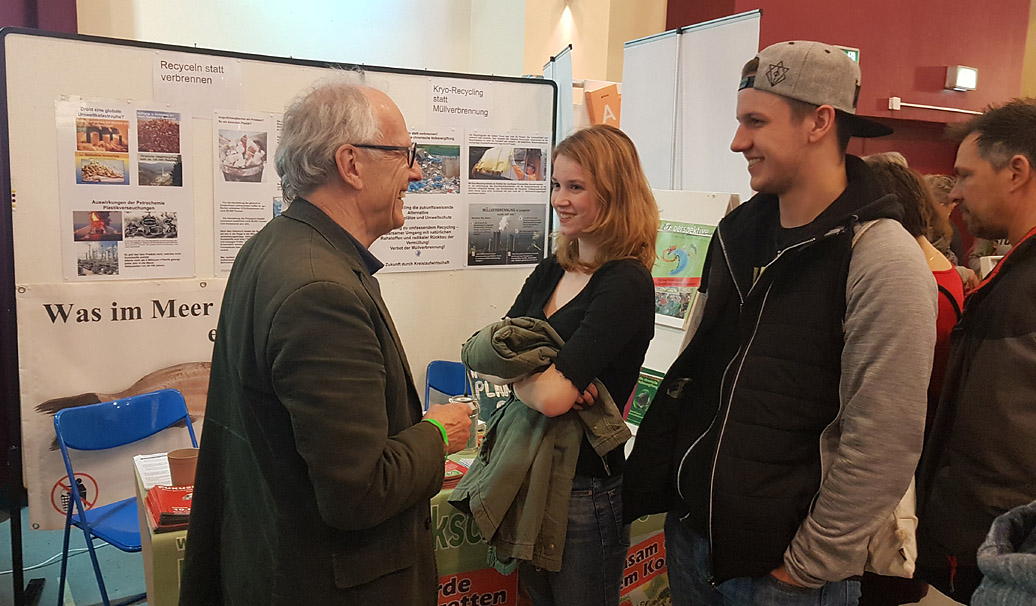 UG im Gespraech am Stand der UG Autarkia