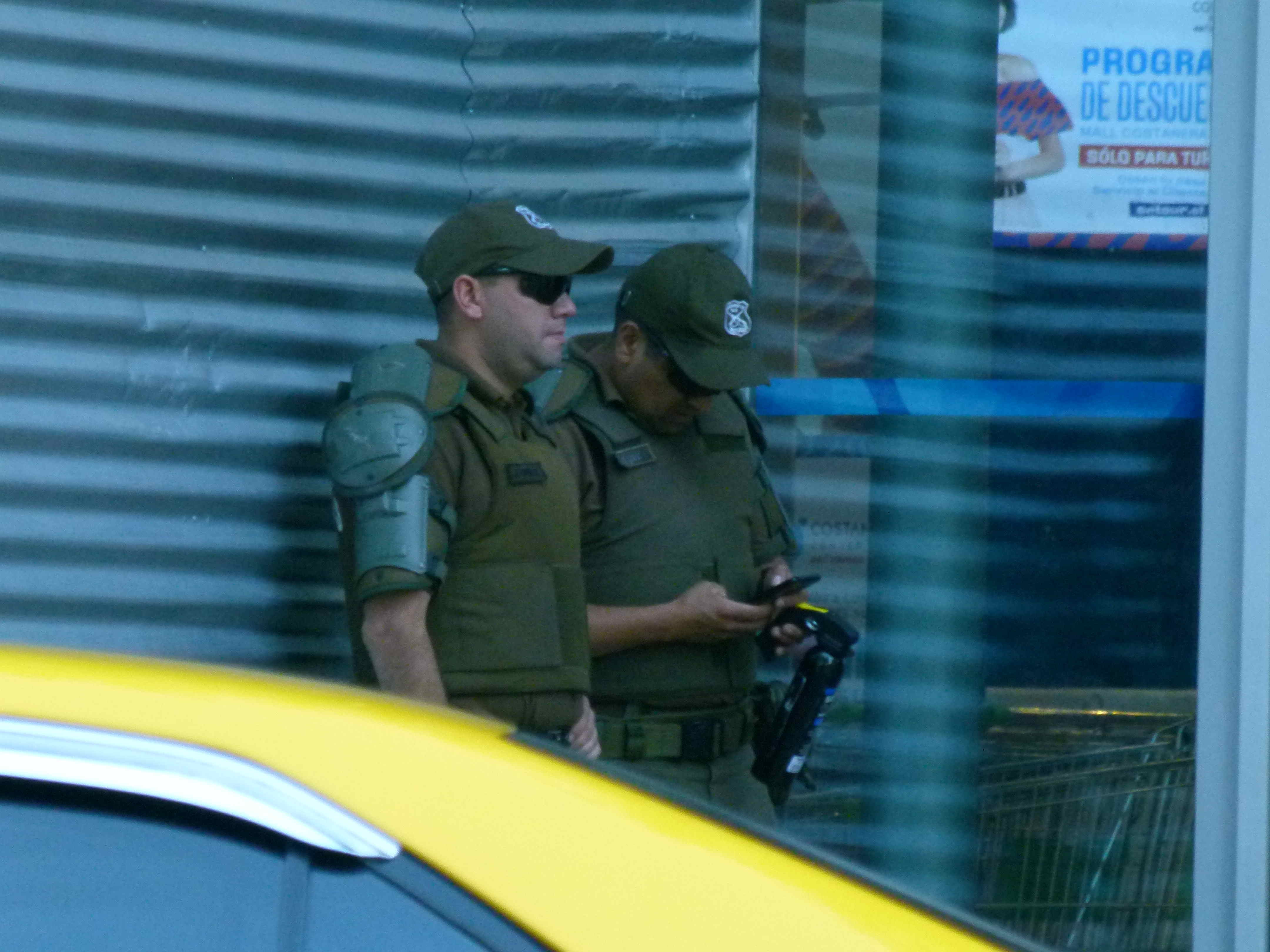 Santiago Militärposten vor Konsumtempel