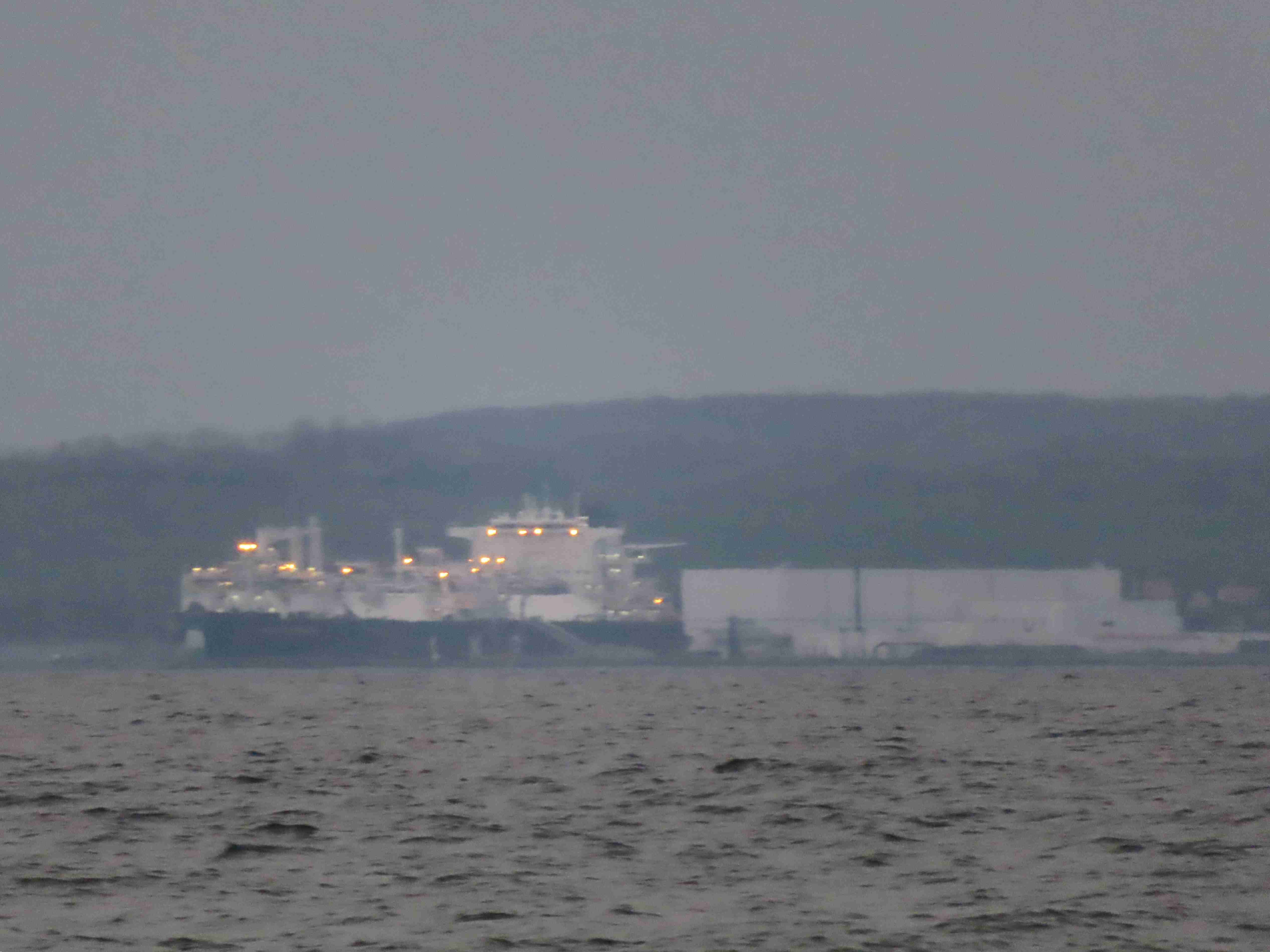 Mukran LNG Terminal von Binz aus gesehen Anfang 2024